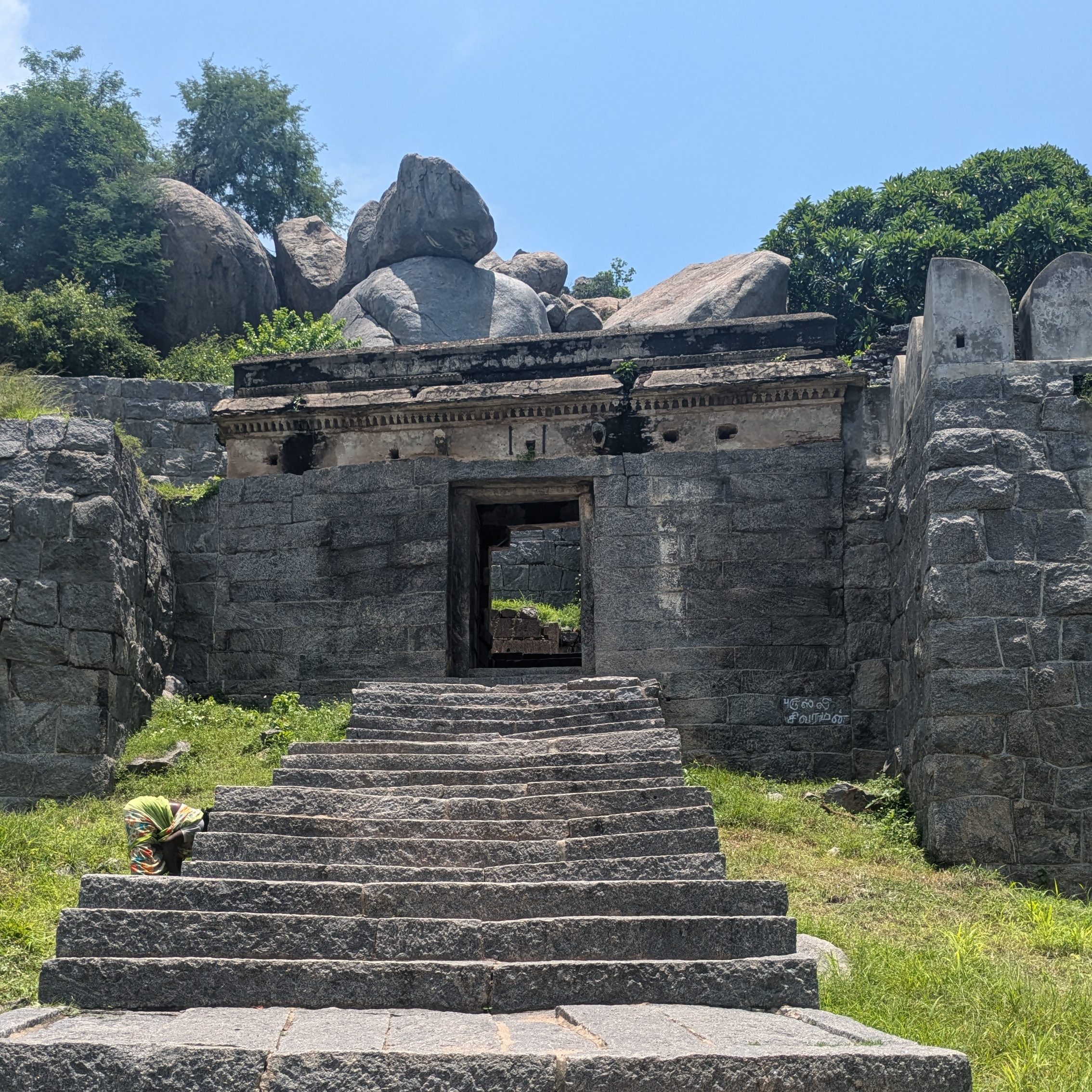 The beginning of 1500 stairs of Gingee